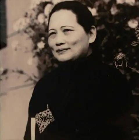 1976年，宋庆龄吊唁周总理时，有人在她身后胡说八道。宋先生听罢，愤然离场。这些