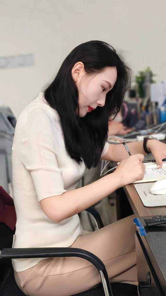 认真工作的女神