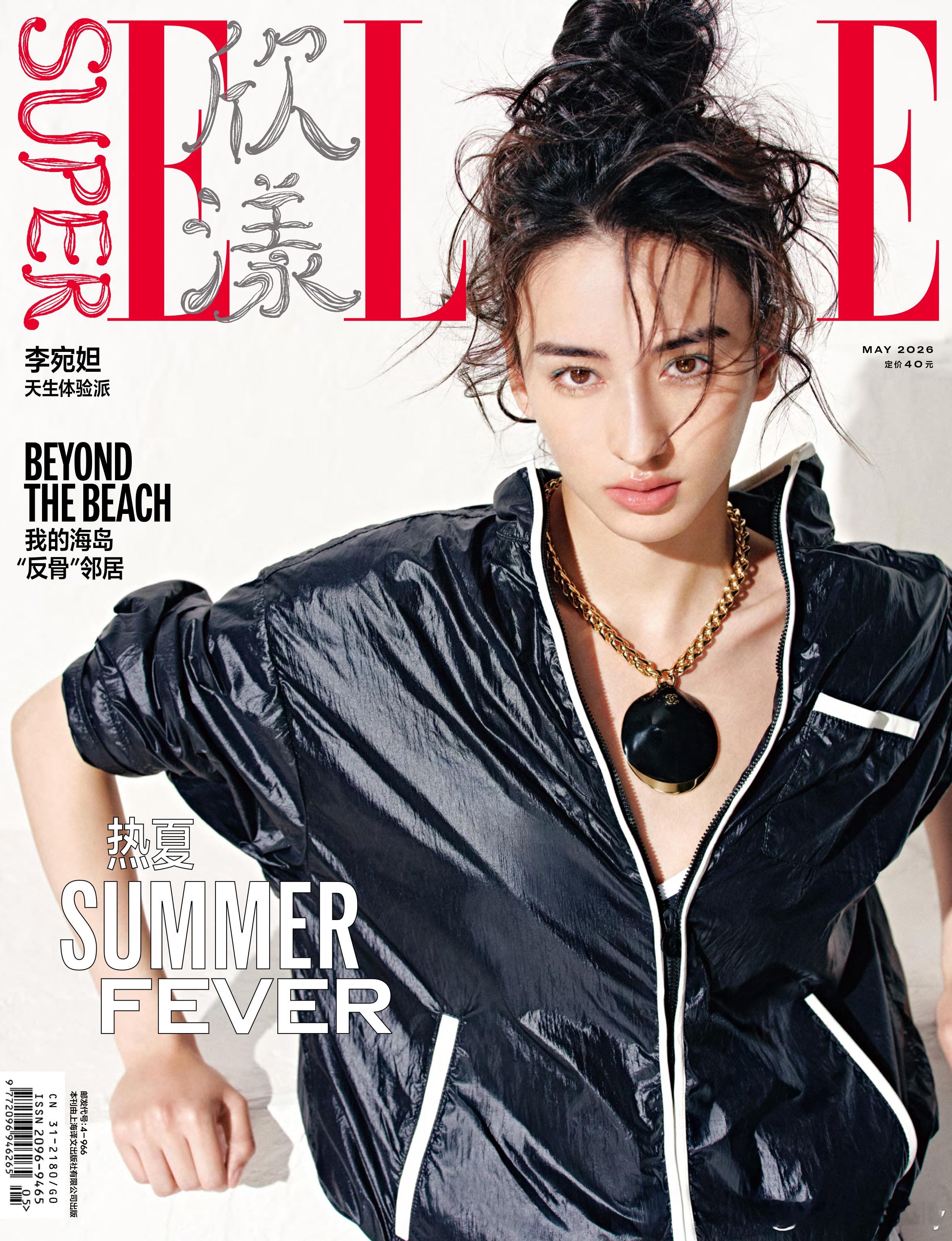 她眼神灵动，肢体语言丰富，将多元风格完美融合。在镜头前，她似灵动精灵，自由穿梭于