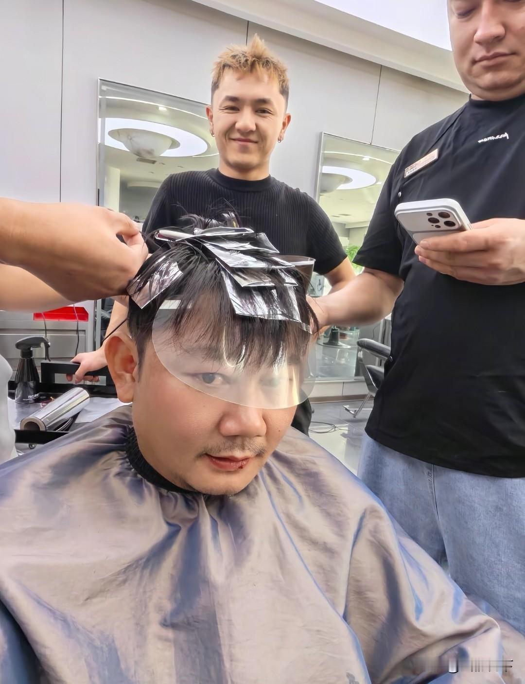 理发店老板机会给你了，没想到你不中用啊，9月7日，张雪趁着比赛休息日去理发，没想