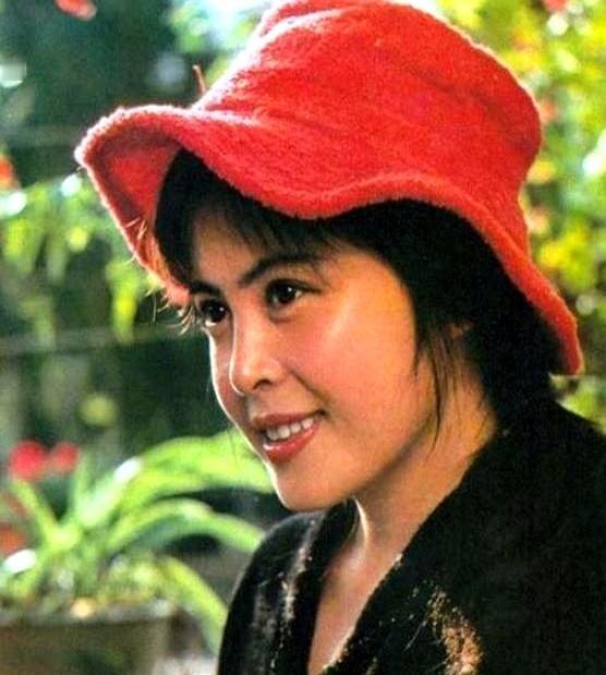 她是著名电影演员王心刚的妻侄女儿，在不少经典电影中演过女配角。这位80年代实力派