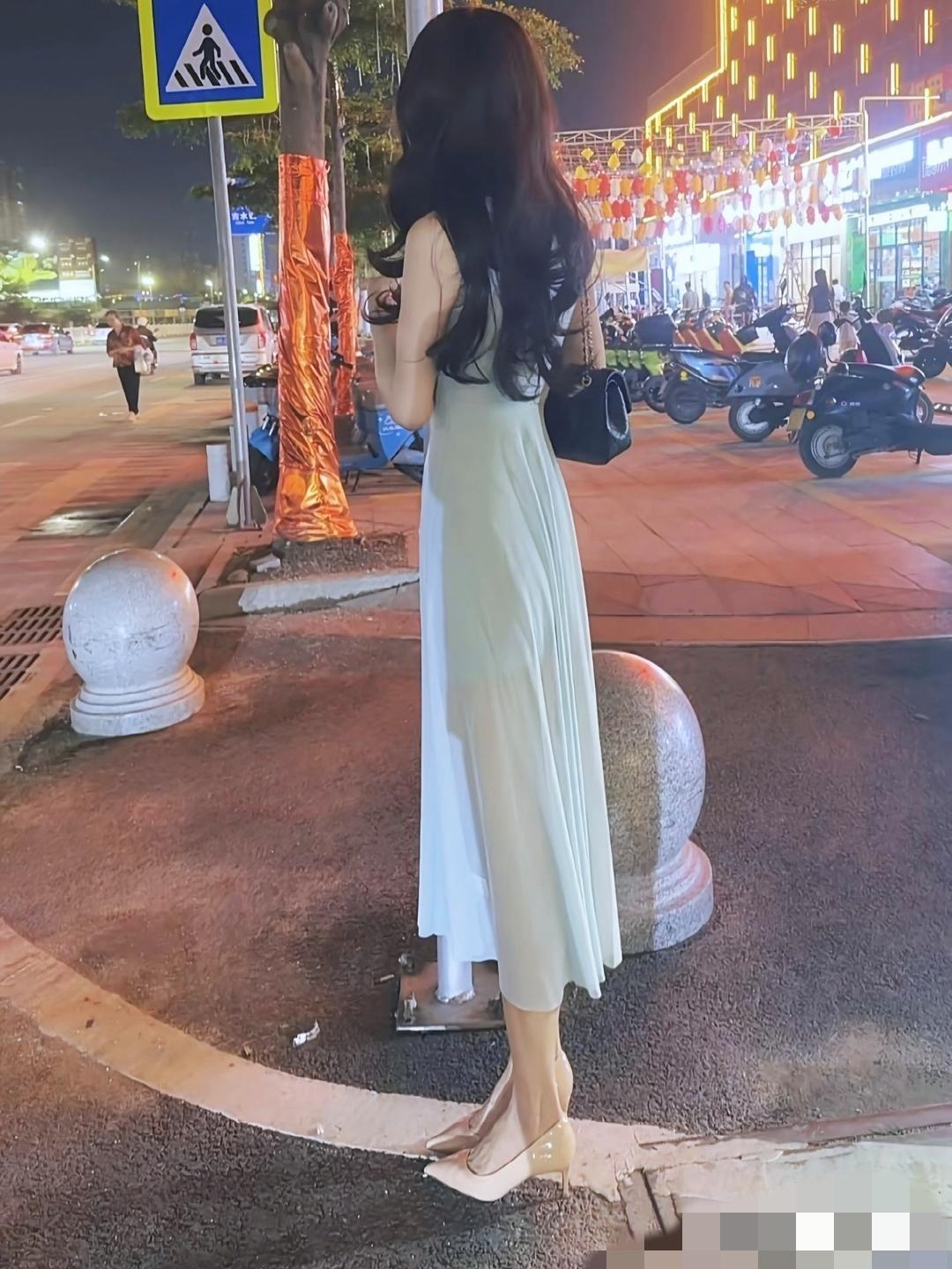 说实话，看到这个背影，突然明白什么叫“气质大于长相”。🌹