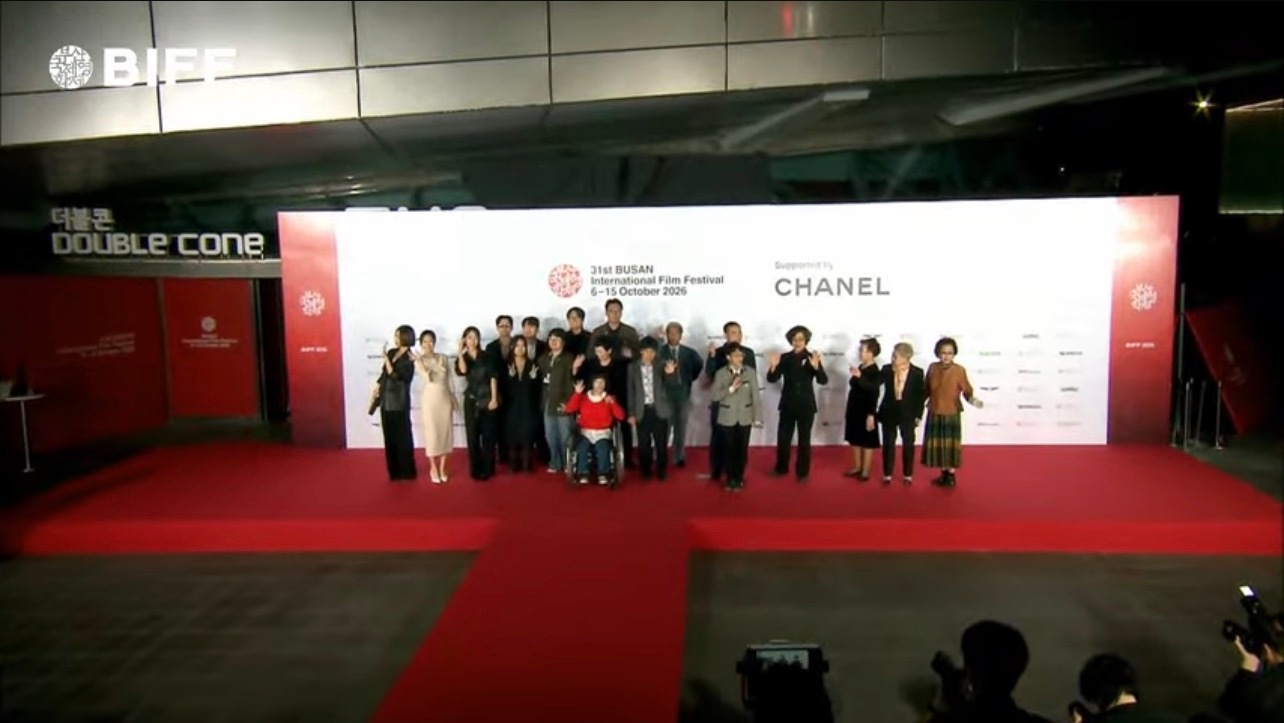 第31届釜山电影节闭幕式红毯正在进行中……CHANEL赞助，《初次尝到寂寞》制片