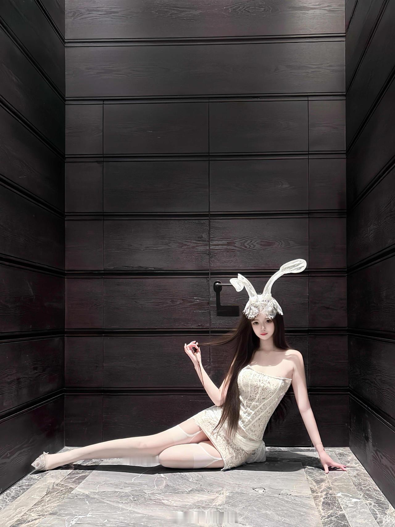 小白兔，白了个白，两只耳朵竖起来纯真小白兔白了个羊小兔白白变色小白兔