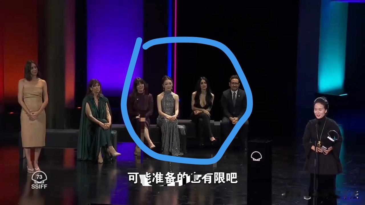 来自监狱的赵萧泓拿奖的时候，周冬雨就坐在她后面，粉丝们曾经夸赞过周冬雨，说这个奖