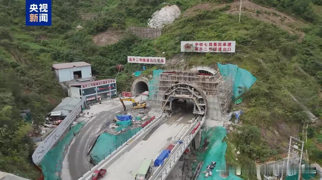十月一前刚刚开通的西康高铁，将安康纳入了西安都市圈一小时通勤圈内，这意味着安康市