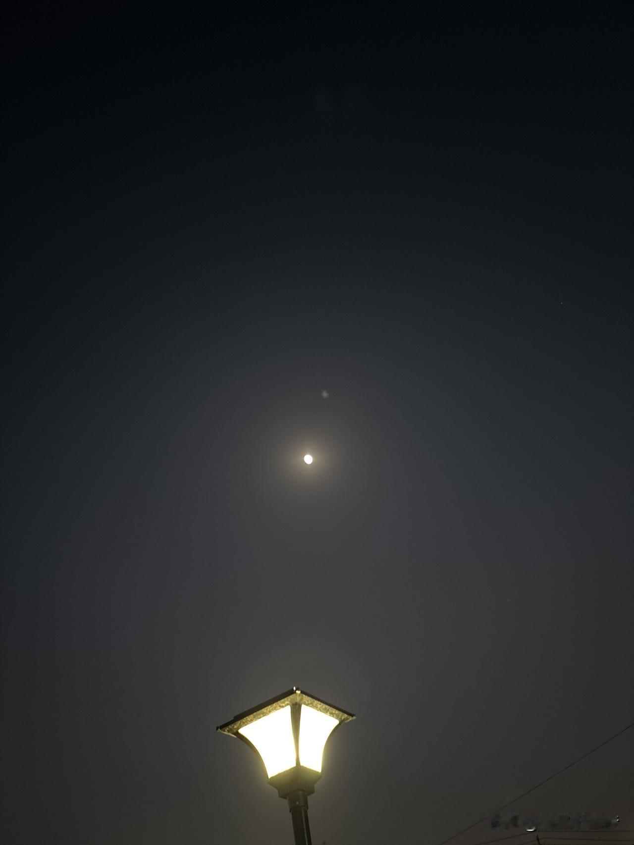 万万没想到！一位父亲肺癌晚期，那天吸完氧突然撑起身，喘着气让女儿陪他去银行。到了