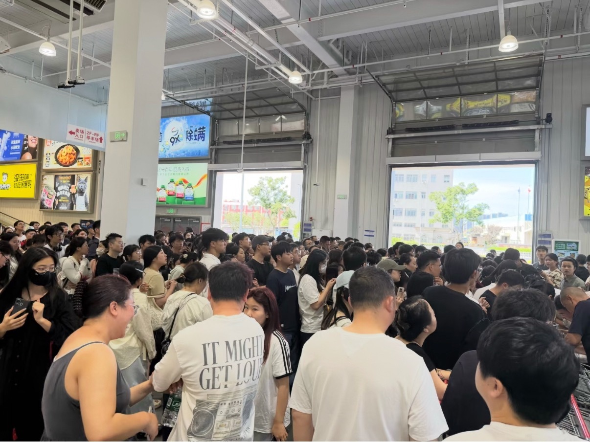 早啊我家附近的开市客都排队来买iPhone17降价后被抢疯了，叠加萧山的消费
