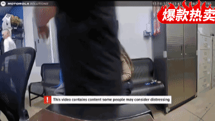 美国俄亥俄州坎顿市一名在商店行窃的小偷被带到警察局等待审讯时，小偷偷偷转身从包里