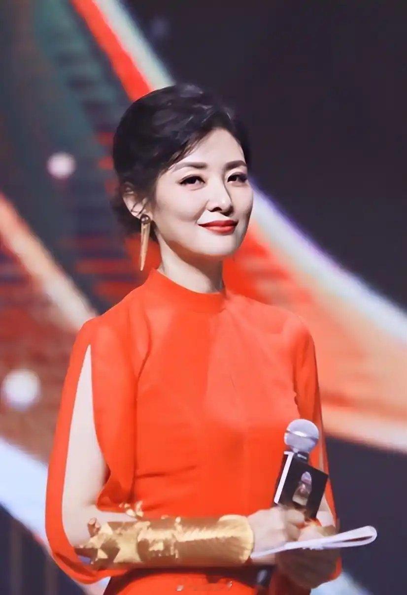 一快过年就会想起周涛耳畔响起熟悉声线，眉眼间尽是温婉大气，她就是年味里最惊艳的