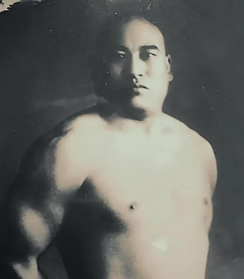 清末的武术大师都是人精，比如外号"杨无敌"的杨露禅，自己身强体壮，天天蹲下抓石碾