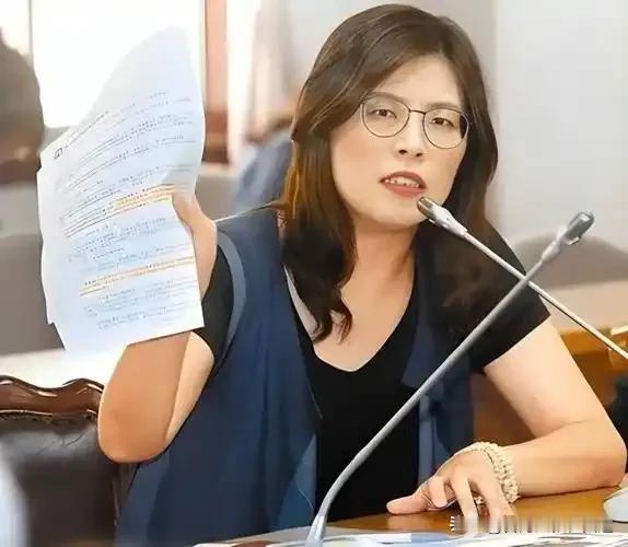 郑丽文怒喊“收拾民进党”！绿营滤镜碎一地，两岸统一新希望？2025年8月2