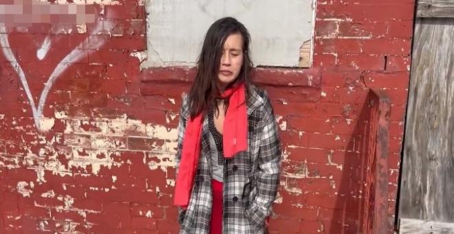 又一名华裔女子流浪美国街头，靠社会救济还吸食冰毒，被路人采访她整个人很晃悠站在墙
