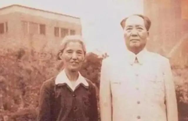 1950年，主席正在拆阅群众来信，其中一封信来自无锡，署名为“吴启瑞”，主席确信