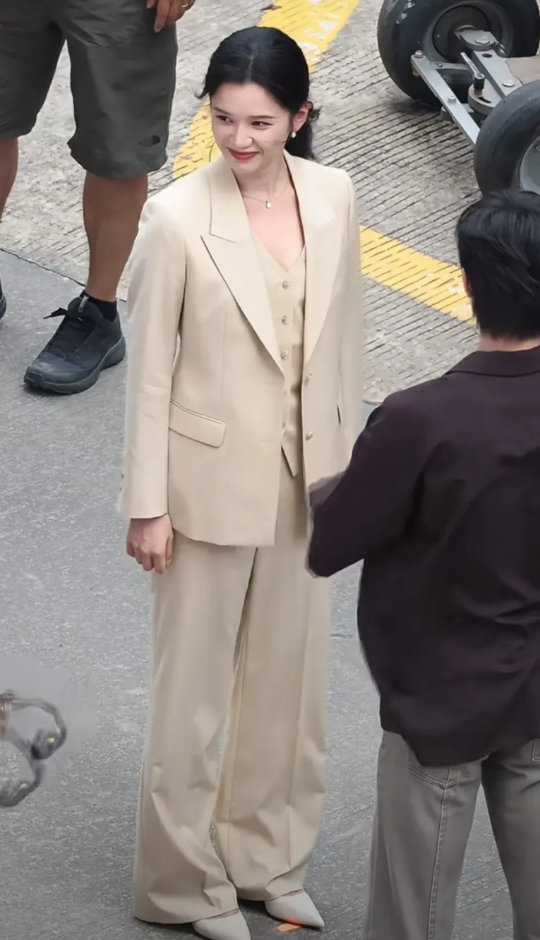 哇，张婧仪这身米色西服穿的真潇洒。这姑娘26岁湖南人，1米68，北影表演系的