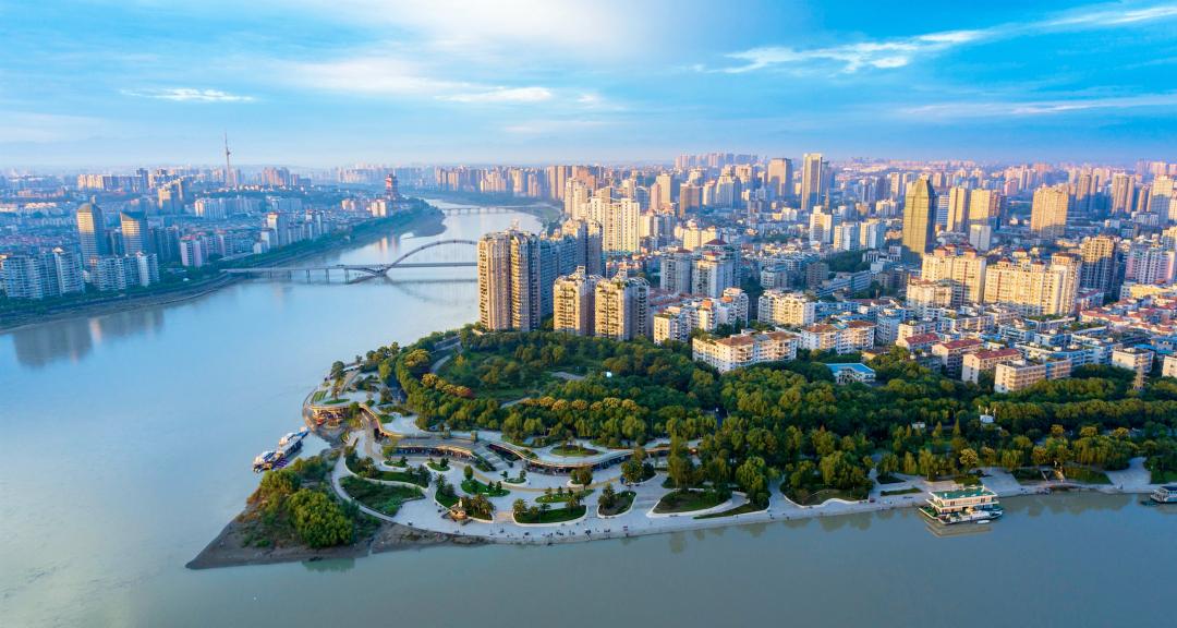 绵阳的城市建设，还是比宜宾更加精致看到了网友贴出了两张图片，分别是绵阳和宜宾