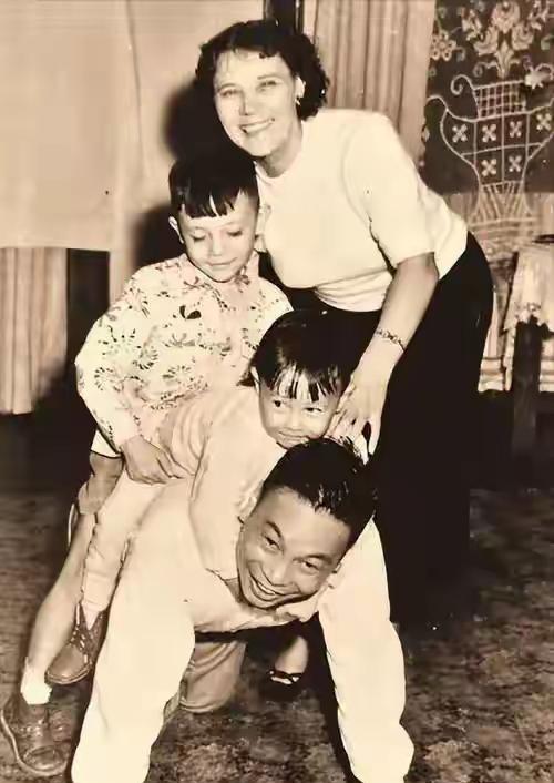 1941年，蒋经国给蒋介石信中写道：“秘书章亚若怀孕了，请求准许结婚。”蒋介石回