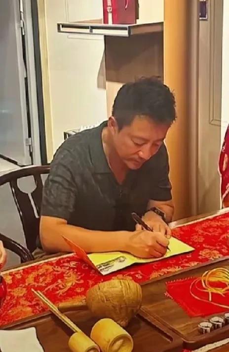 汪小菲除了忙工作就是陪孩子陪老婆。麻六记又有新动作了又要和名企合作了。张兰曾经