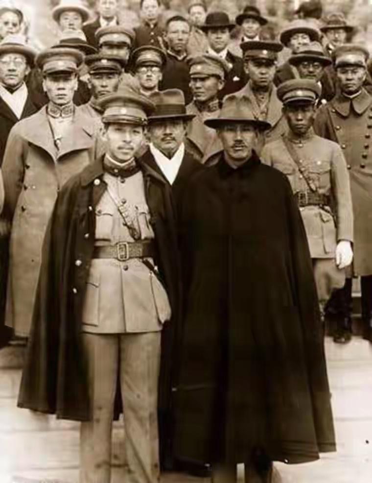 张学良小名叫【小六子】，但他是张作霖的长子，张作霖一共有8个儿子，6个女儿，张学