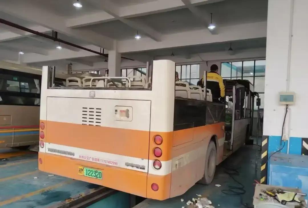 永州踢球的哥们这回真把天捅破了。一支业余队，干翻全省职业班底，拿下湘超冠军，头一