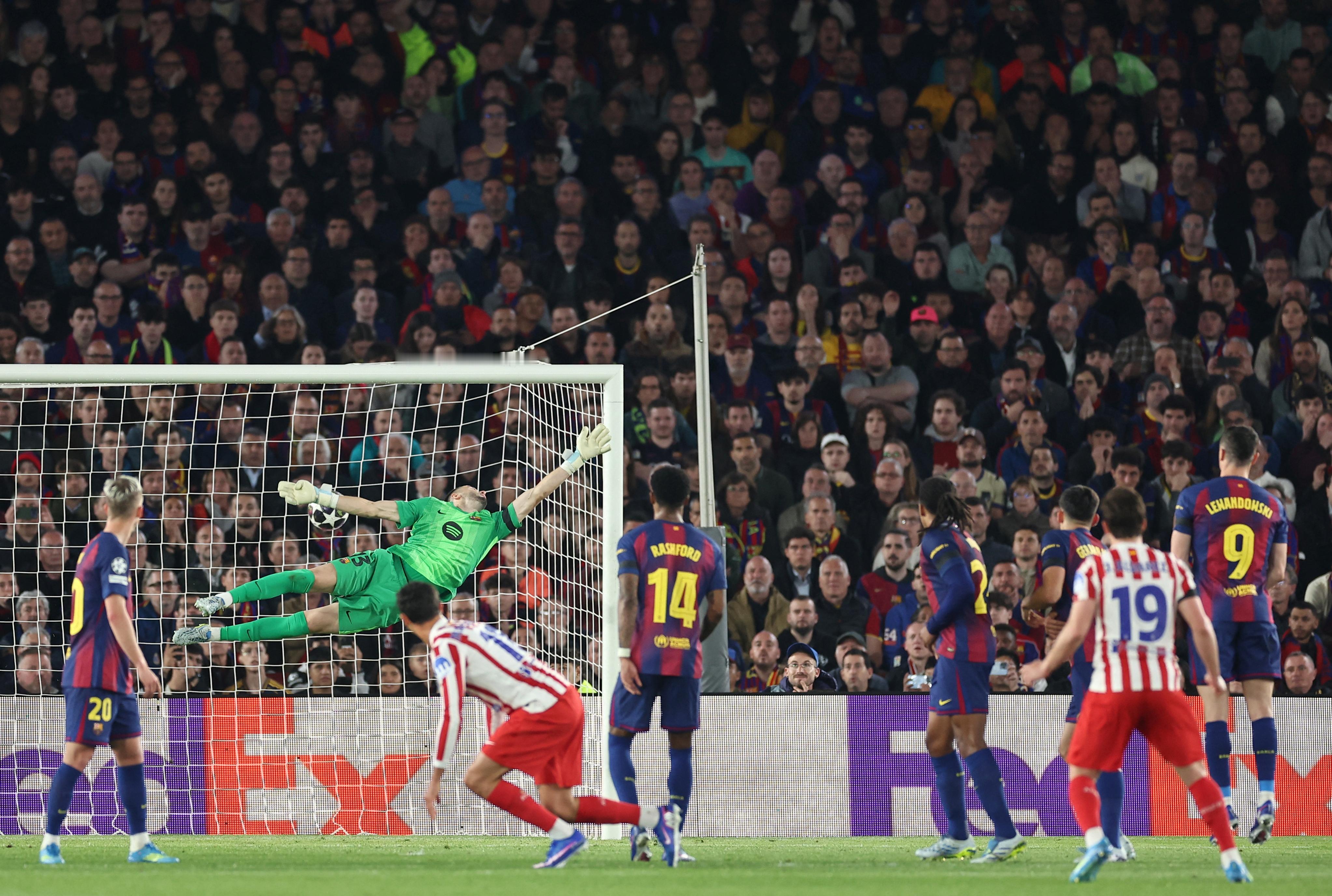 📸阿尔瓦雷斯任意球时刻阿根廷球迷俱乐部巴萨vs马竞欧冠