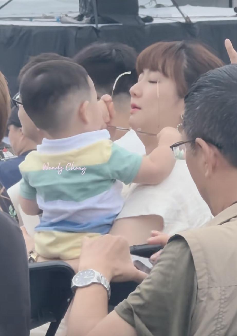 从发胖的Selina就能看得出来她真的很爱儿子和家庭，不然怎么会允许自己变成中
