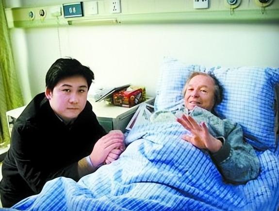 1999年，19岁郑州小伙到伦敦求学，英国房东给他免租8年，二人同吃同住。房东晚