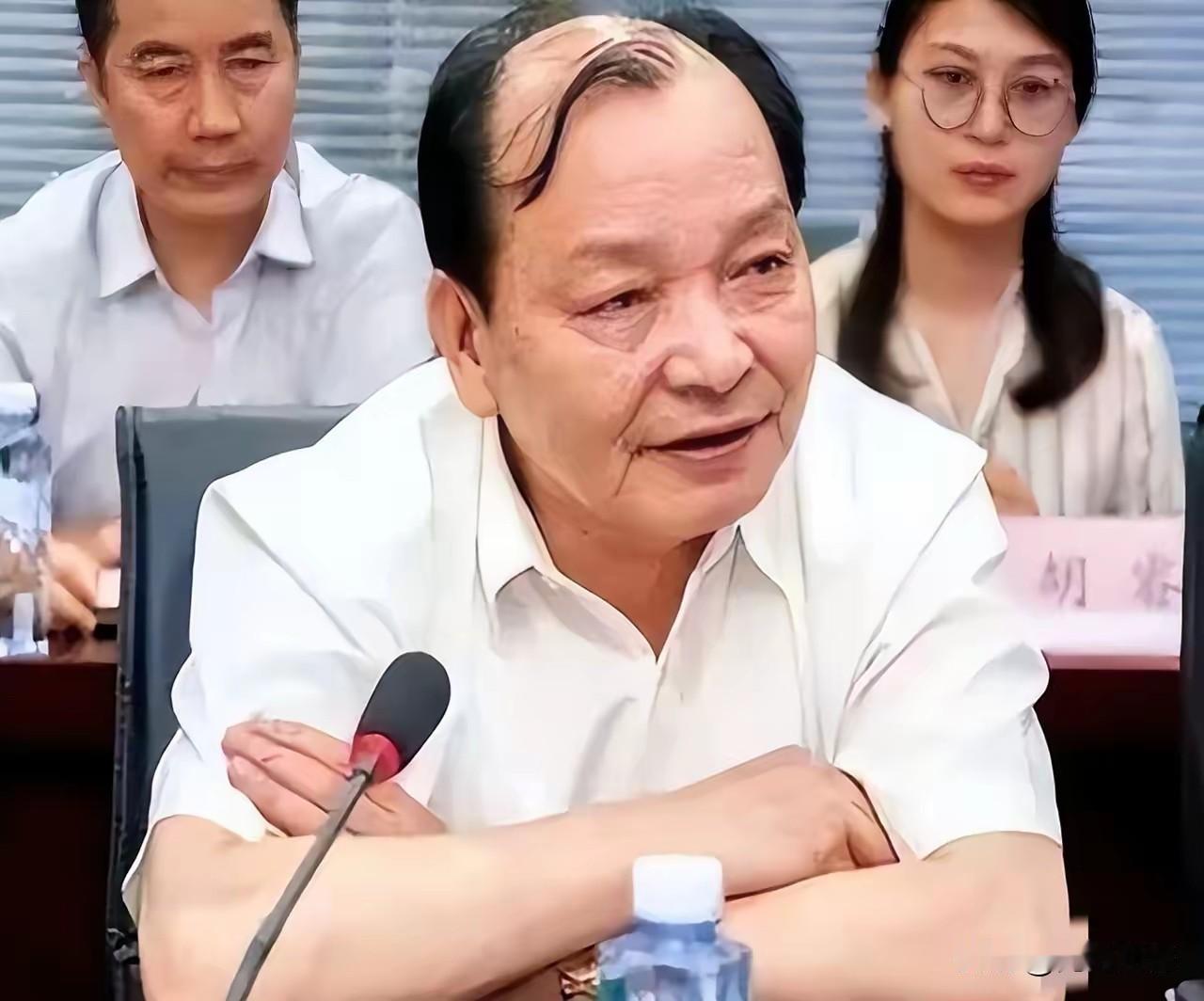 这个人的头型留的有些很奇特，既然脑瓜门上只剩下一缕头发了，干嘛还要留着它？直接剪