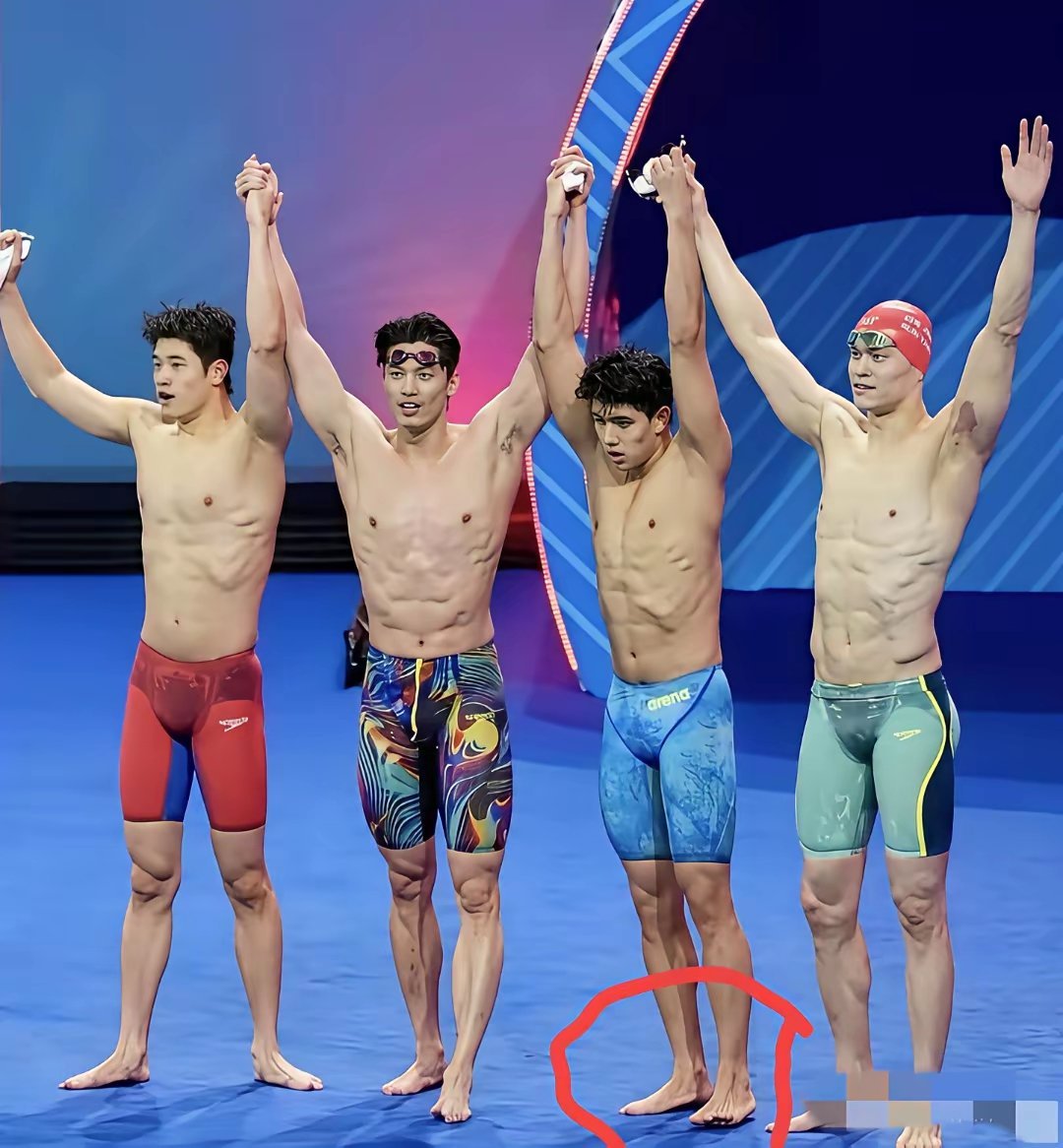 真心心疼费立纬一秒，因为他像被逼着做引体向上似的，愣是被孙扬、汪顺两个大高个抓着