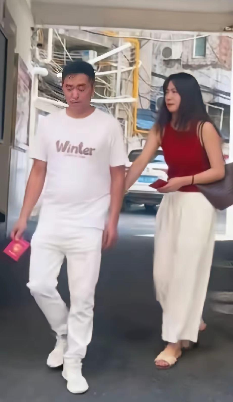 女子听了闺蜜的话，和丈夫闹离婚，两个人来到了民政大厅，办了离婚证。拿到各自的红