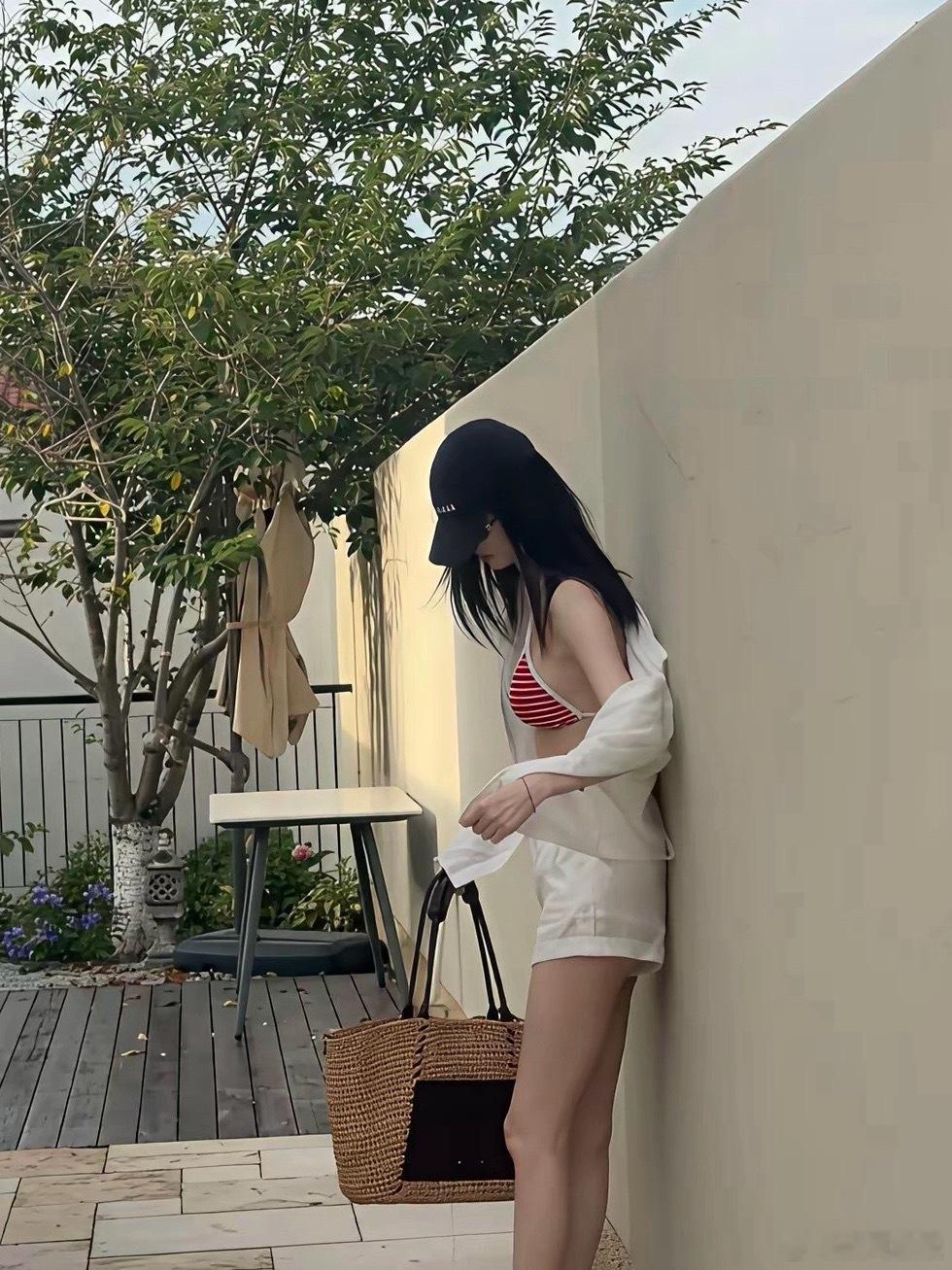别怪何穗了，有这身材谁能不秀 ​