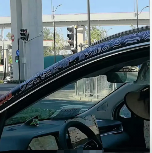 尚界的内饰就这么水灵灵地泄露了可以看到这个车有非常大的仪表盘，也有非常大的中控