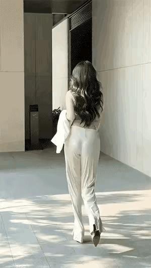 这个长发披肩的美女好迷人一看背影就知道是个美人胚子而且还是一个爱运...