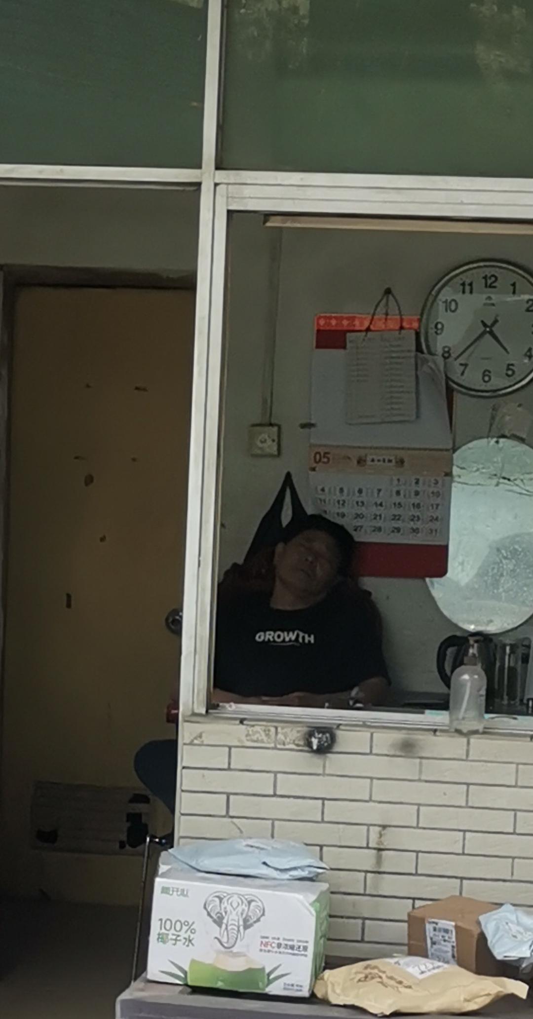 保安老李被解雇了，业主意见很大，上班睡觉。事情发生在今晚，小区物业正式与
