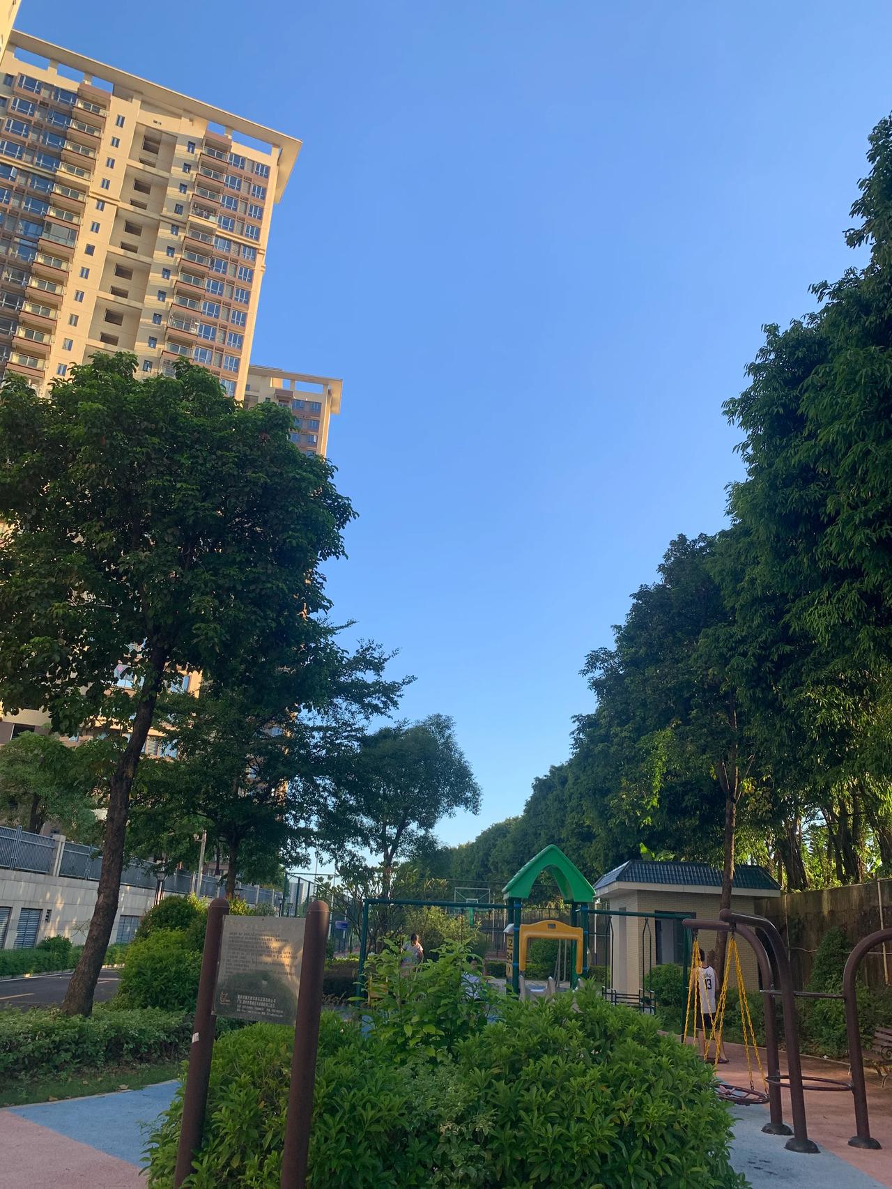成都一个女班主任正在办公室批评一个男生。她问：“你爸爸是做什么工作的？”男生回