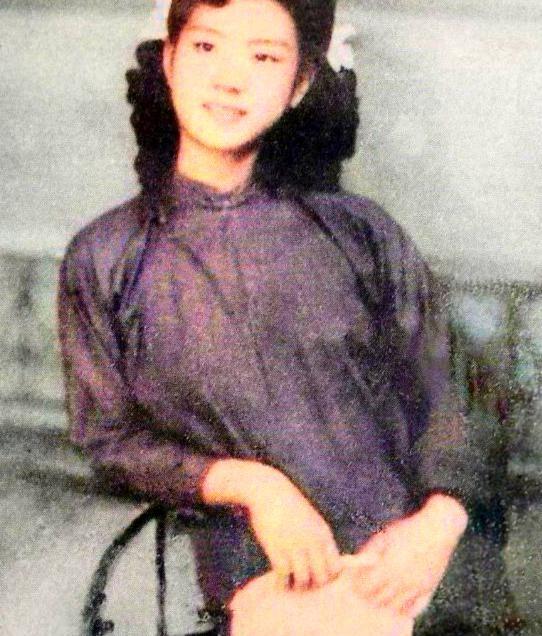 1949年，国民党特务头子毛森逮捕了一位名媛交际花。审讯室内，毛森手持利刃划破她