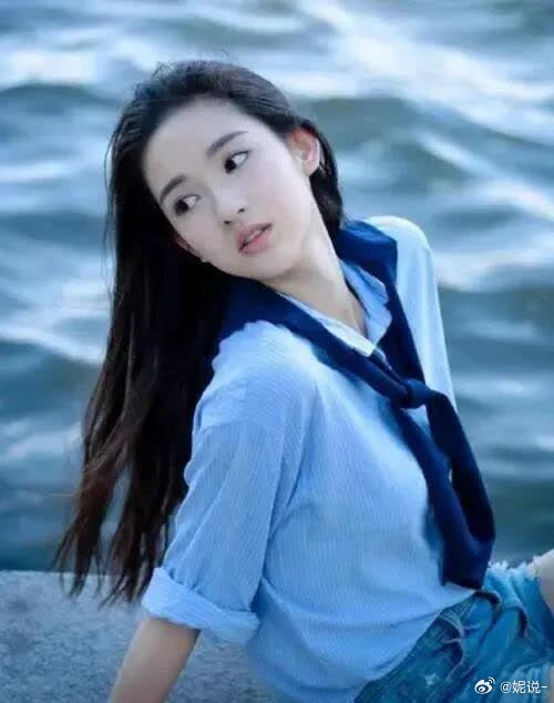 王玉雯下车摔！反圈粉太真实王玉雯摔出圈！这波“优雅翻车”反成圈粉名场面家人