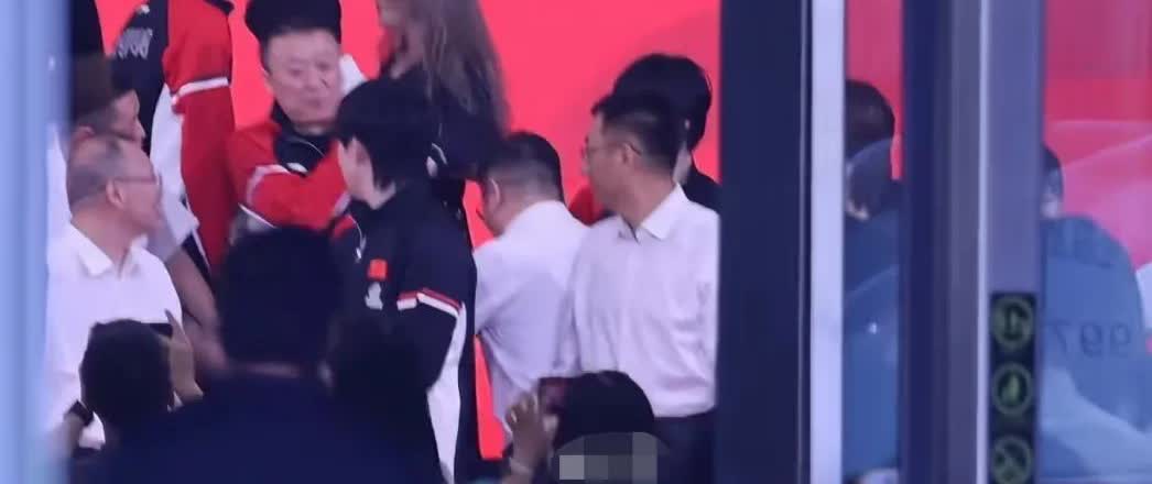 大头居然敢嘲笑马指导[大笑]。今天邮政活动，一群人在那儿等着拍照，马指导站在