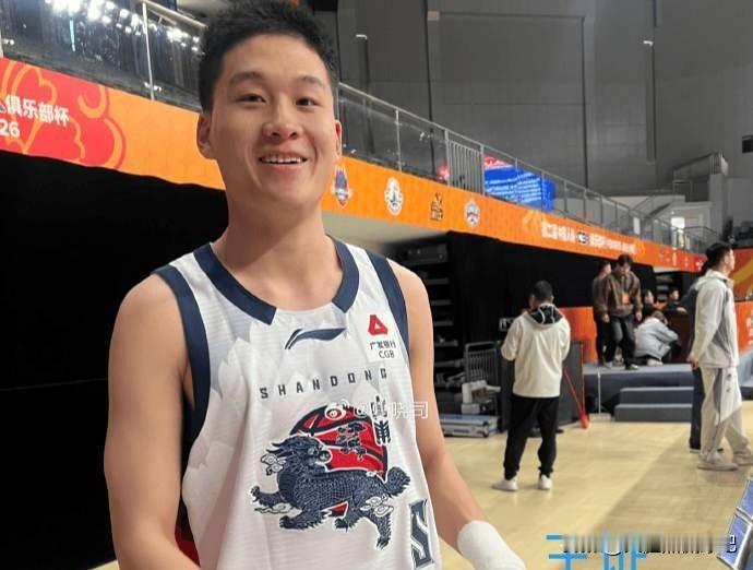 山东已经全队前往杭州，准备明晚对广厦的比赛。王证，于德豪，陈培东，刘毅，四个人竞