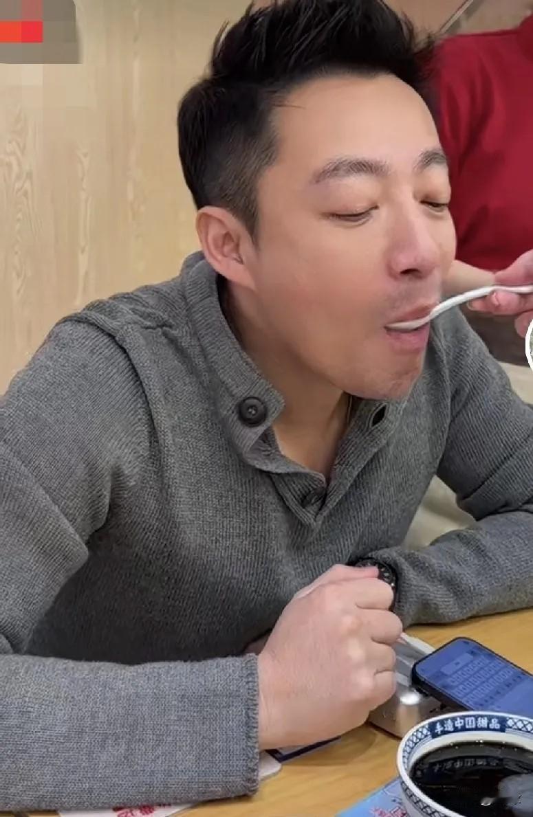 马筱梅更新动态，两口子广州之旅太甜蜜了！一个甜蜜喂食，一个幸福享受。马筱梅一