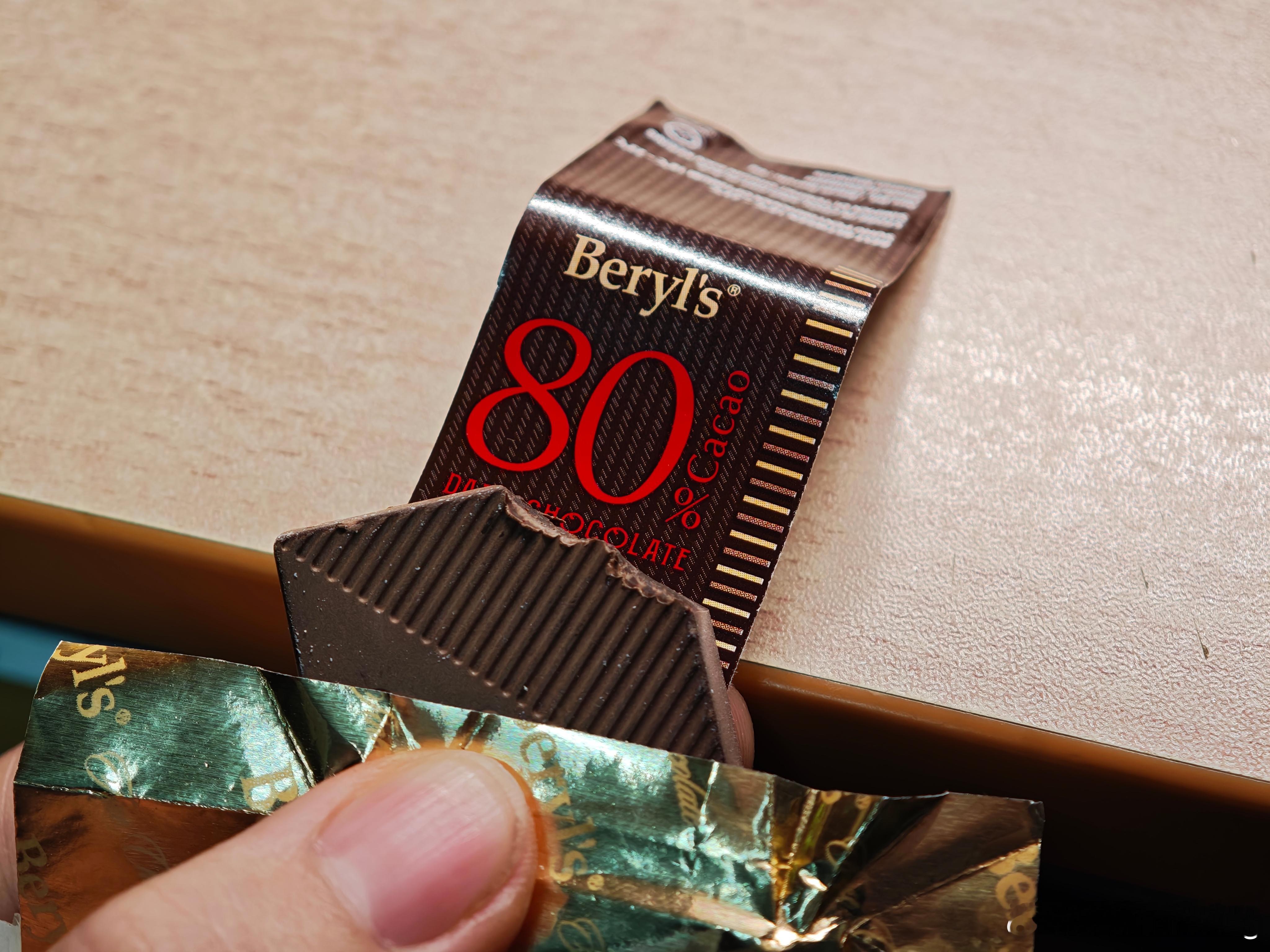 从罐子里掏出一块巧克力，咬了一口，一点味没有，还有点苦，这是假巧克力吧，回头一看