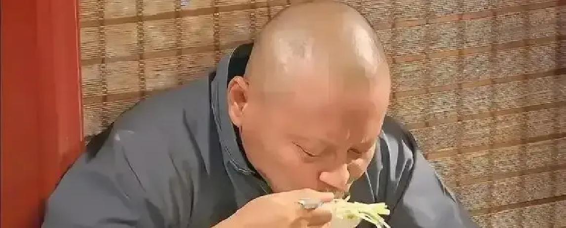 以前拍戏，一个接钱动作能磨三天。赵小锐演《大宅门》车夫，真去地摊蹲了三天，发现摊