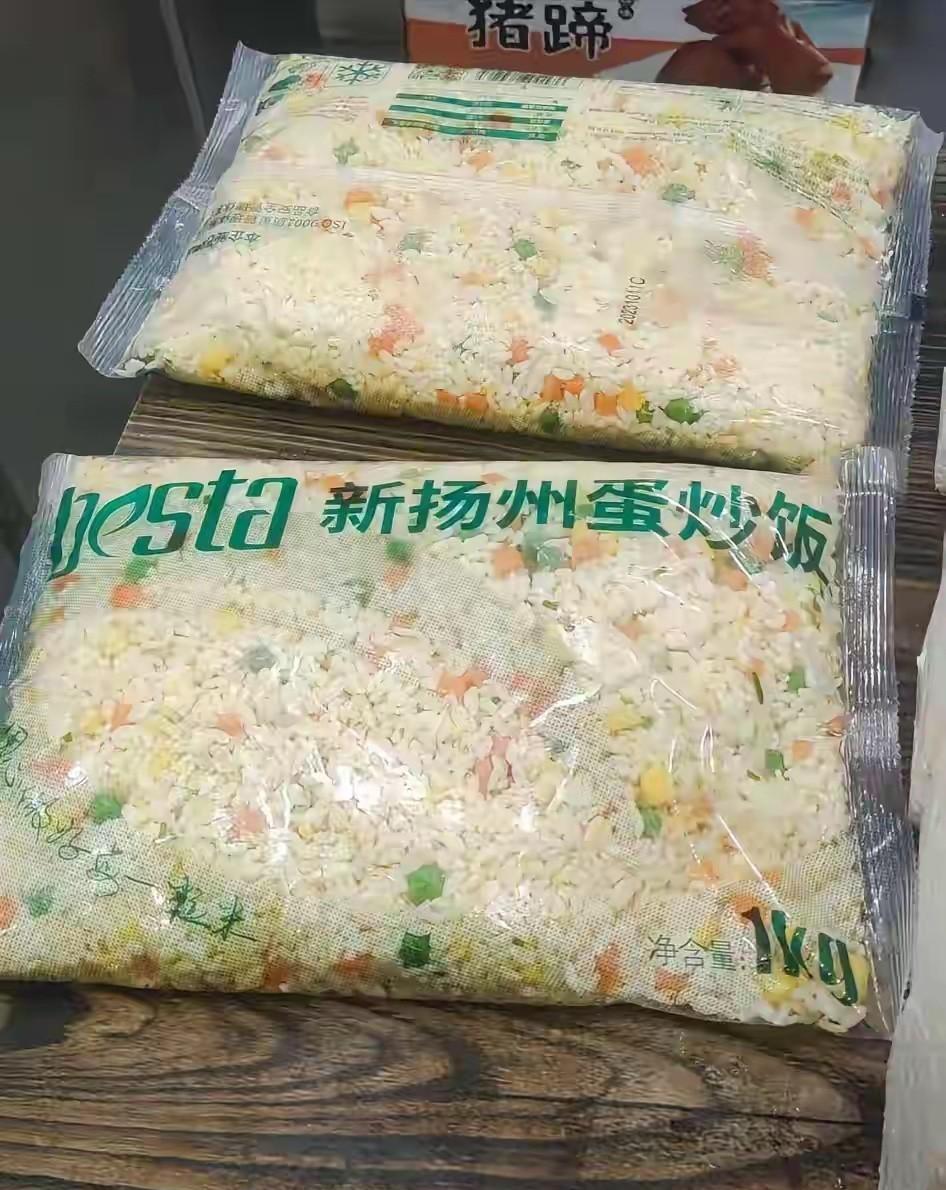 我特别喜欢吃扬州炒饭，但是我在家又做不出扬州炒饭的那种味道，于是我就在网上买了很