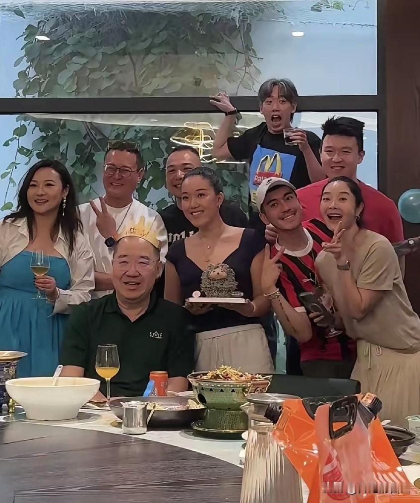 英达这下笑不出来了，不是他又离婚了，而是他办66岁寿宴，大儿子巴图没到场，2