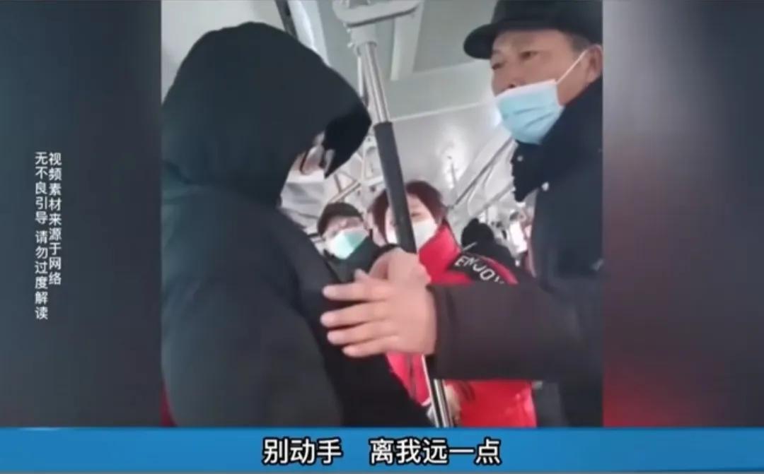 “就这还敢索赔50万”？河南郑州，小伙公交车上拒绝让座，结果被醉酒老人辱骂并拍肩