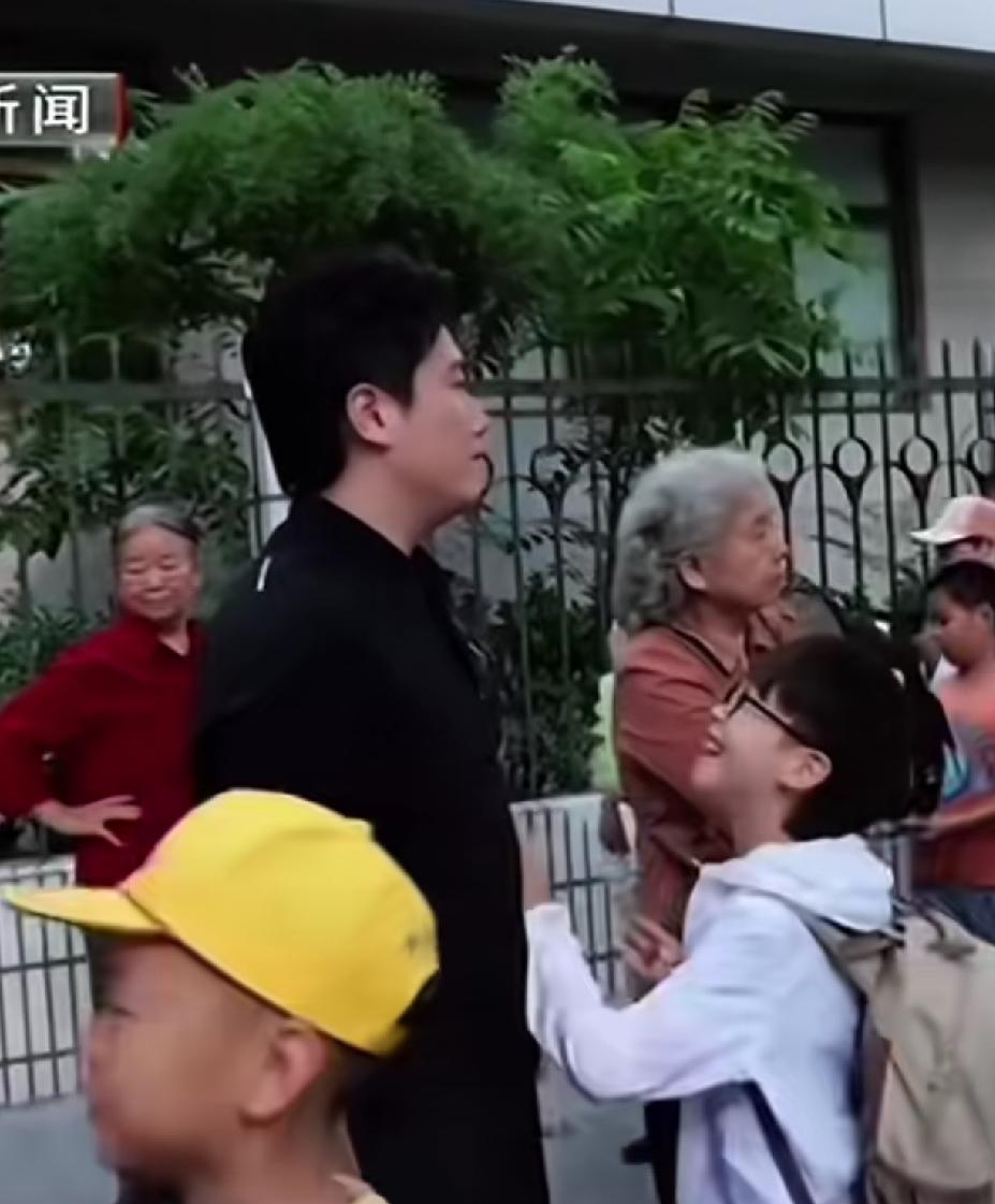 原来世界冠军接娃也一个样，娃都走到跟前了，还四处张望着找孩子呢，一看甜甜接