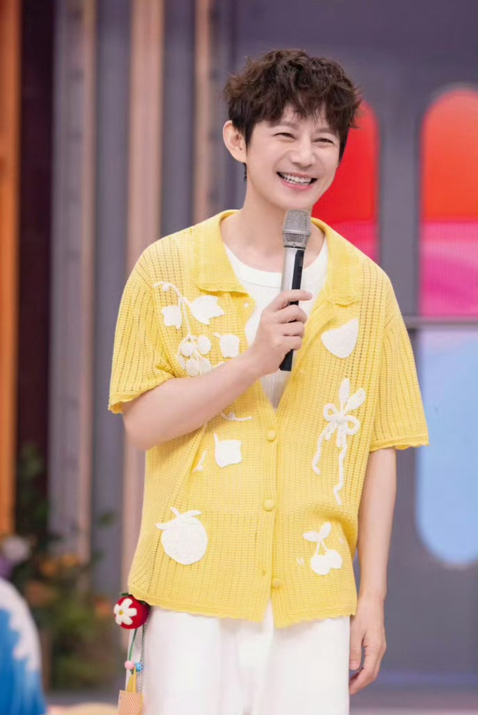 终于懂为什么人人都想和何炅做朋友！何老师在节目里聊起自己的交友态度，通透又治愈，瞬间引发全网共鸣😯