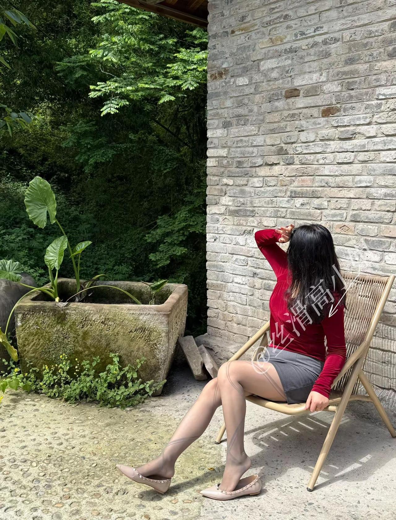 寻一处静谧之地，晒太阳，发呆。小性感庭院穿搭休闲性感时刻腿精