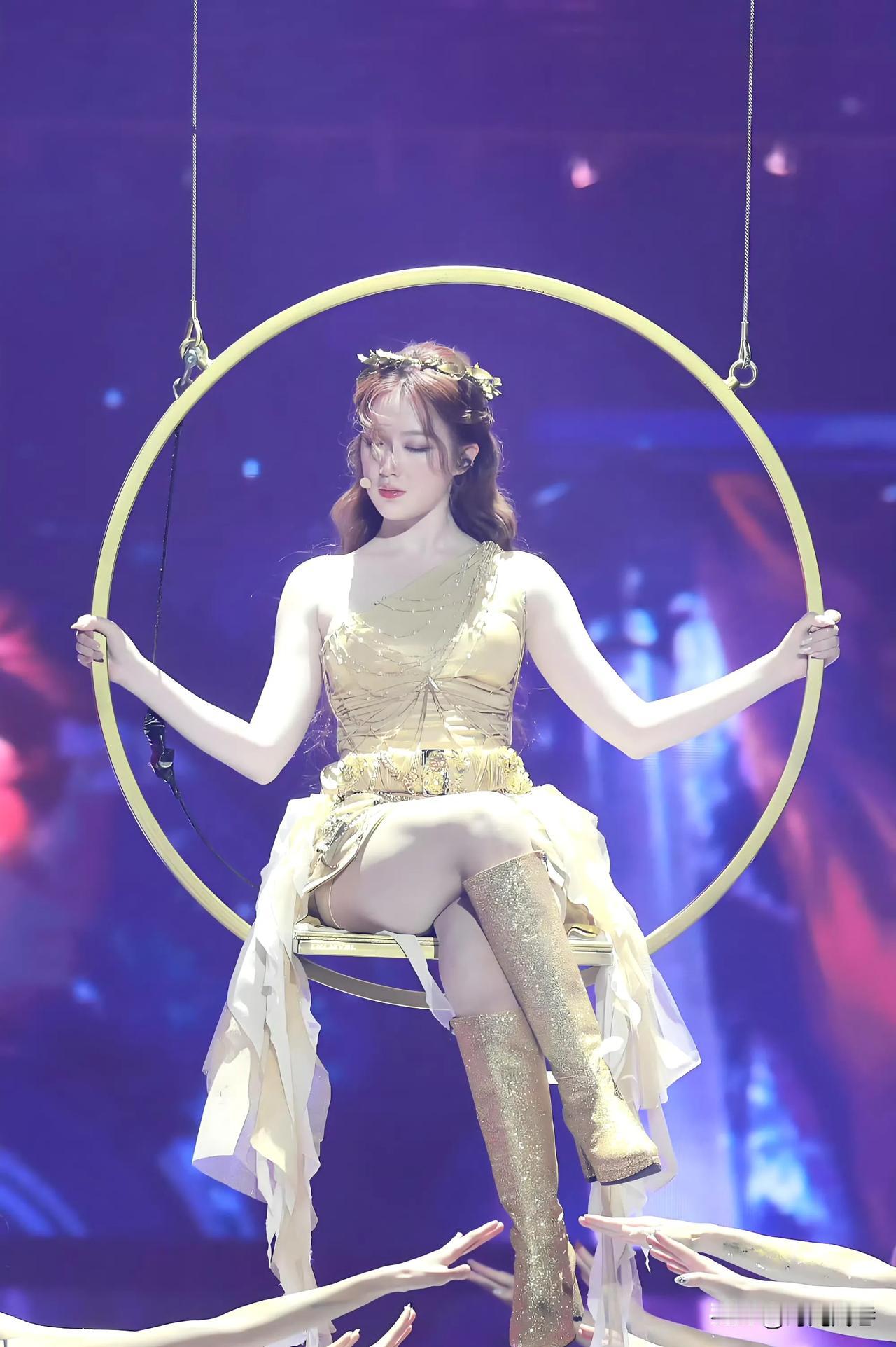 叶舒华身穿金色华服，尤如女神从天而降！美轮美奂。