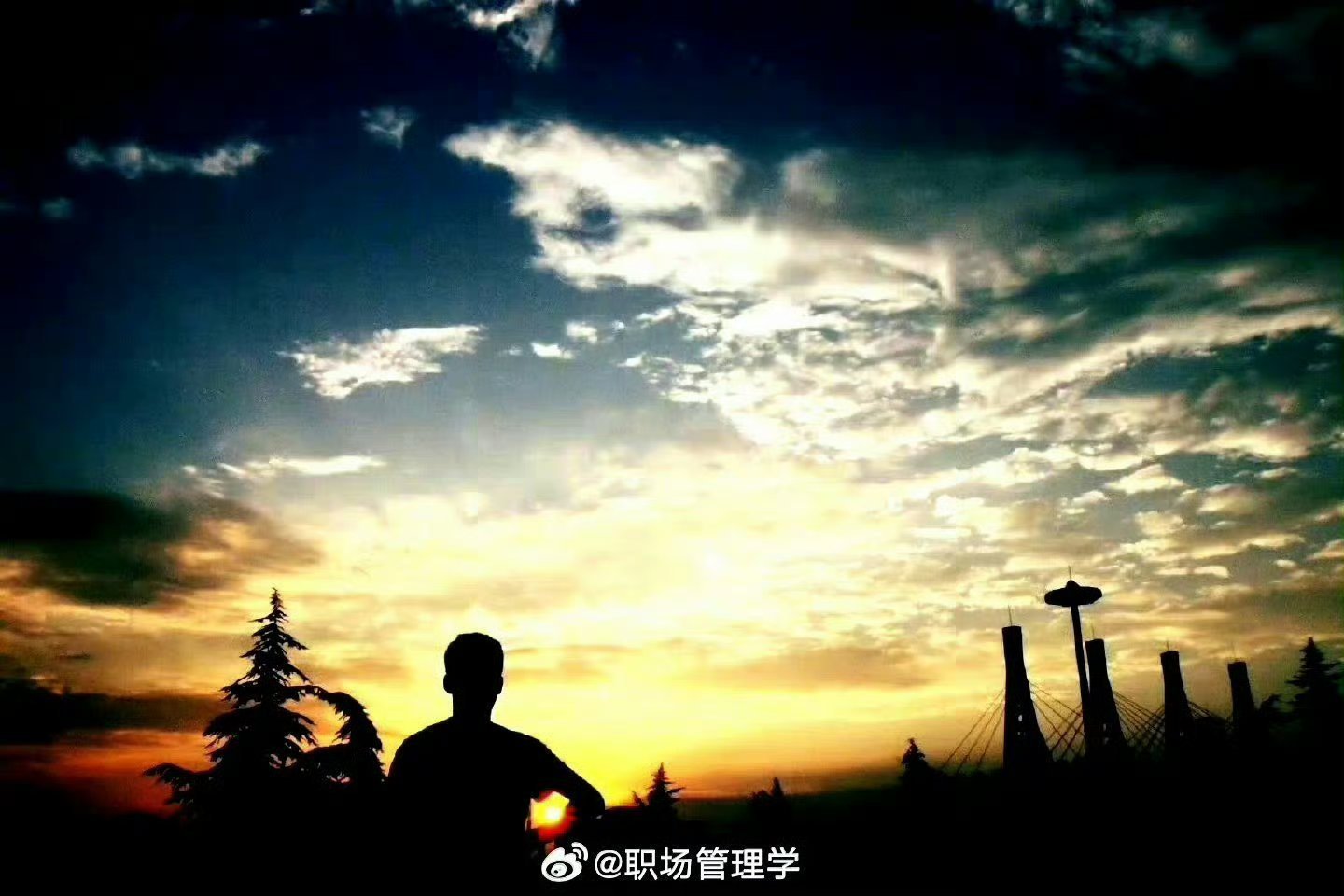 要做一个有城府的人：①尽量少发朋友圈，或者尽量不要发自己的隐私、心情，可以发一些
